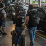 Aeroporto de Congonhas tem voos cancelados por causa das chuvas e passageiros dormem no saguão