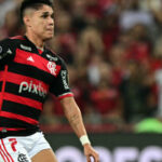 Luiz Araújo treina normalmente no campo e pode reforçar o Flamengo na final da Copa do Brasil