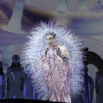 Björk faz 59 anos; relembre os looks mais extravagantes da cantora